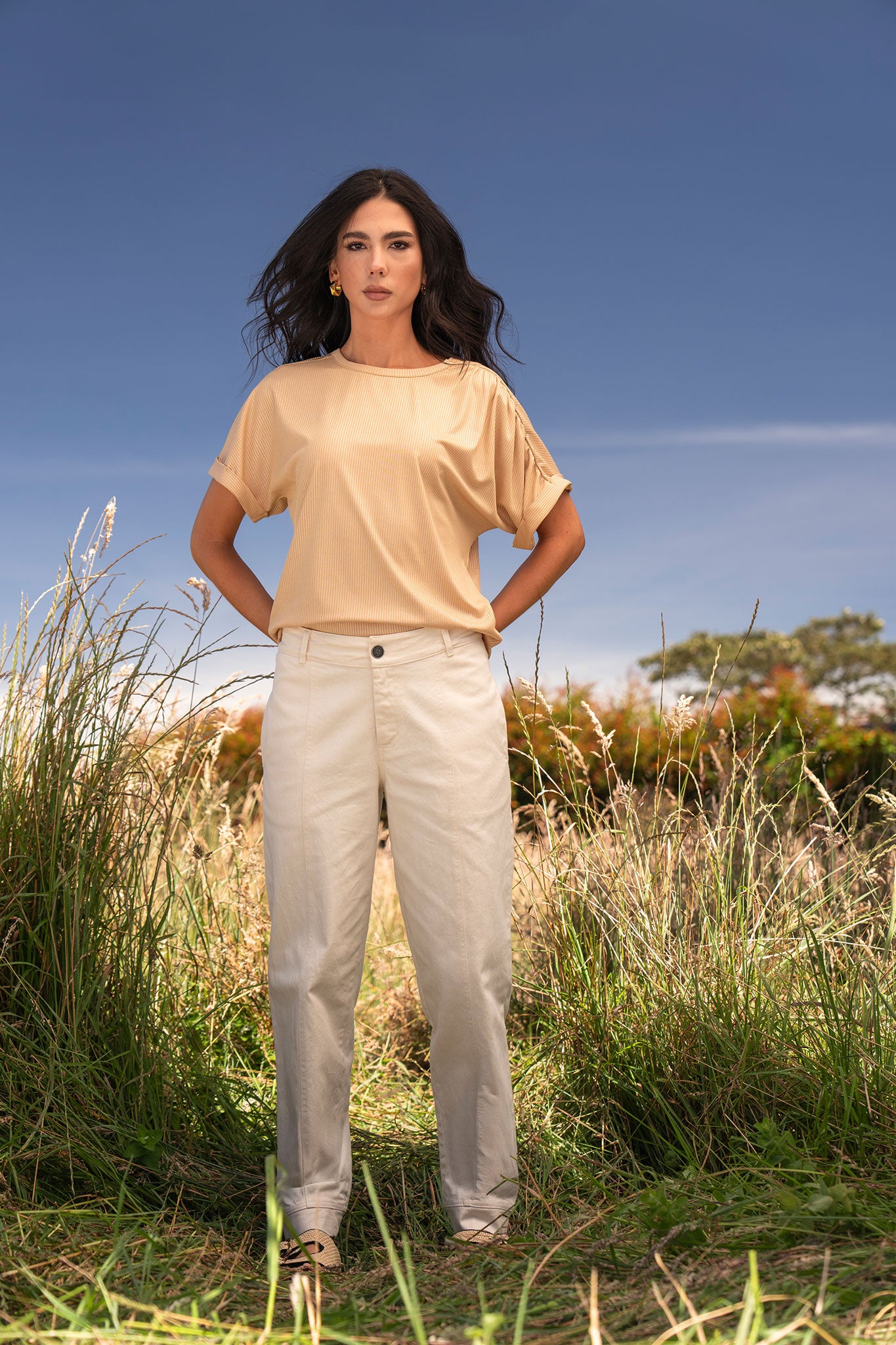 Pantalón barril, corte en delantero.