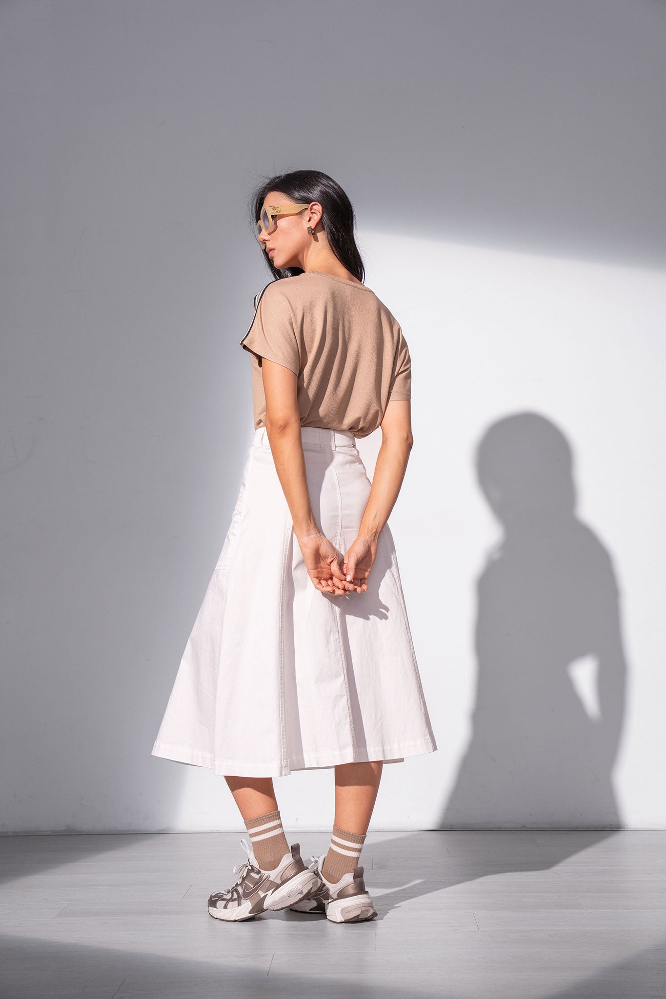 Falda midi con cortes delantero
