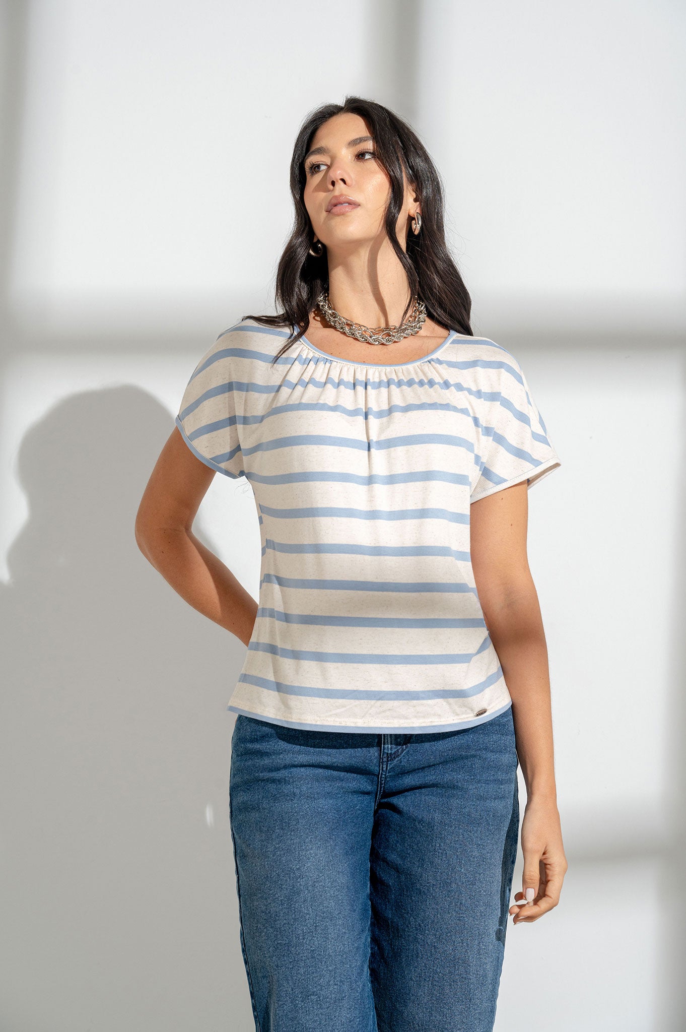 Camiseta con sesgo en cuello.