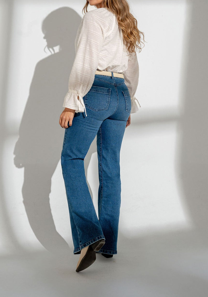 Jean bota flare con bolsillo ribete