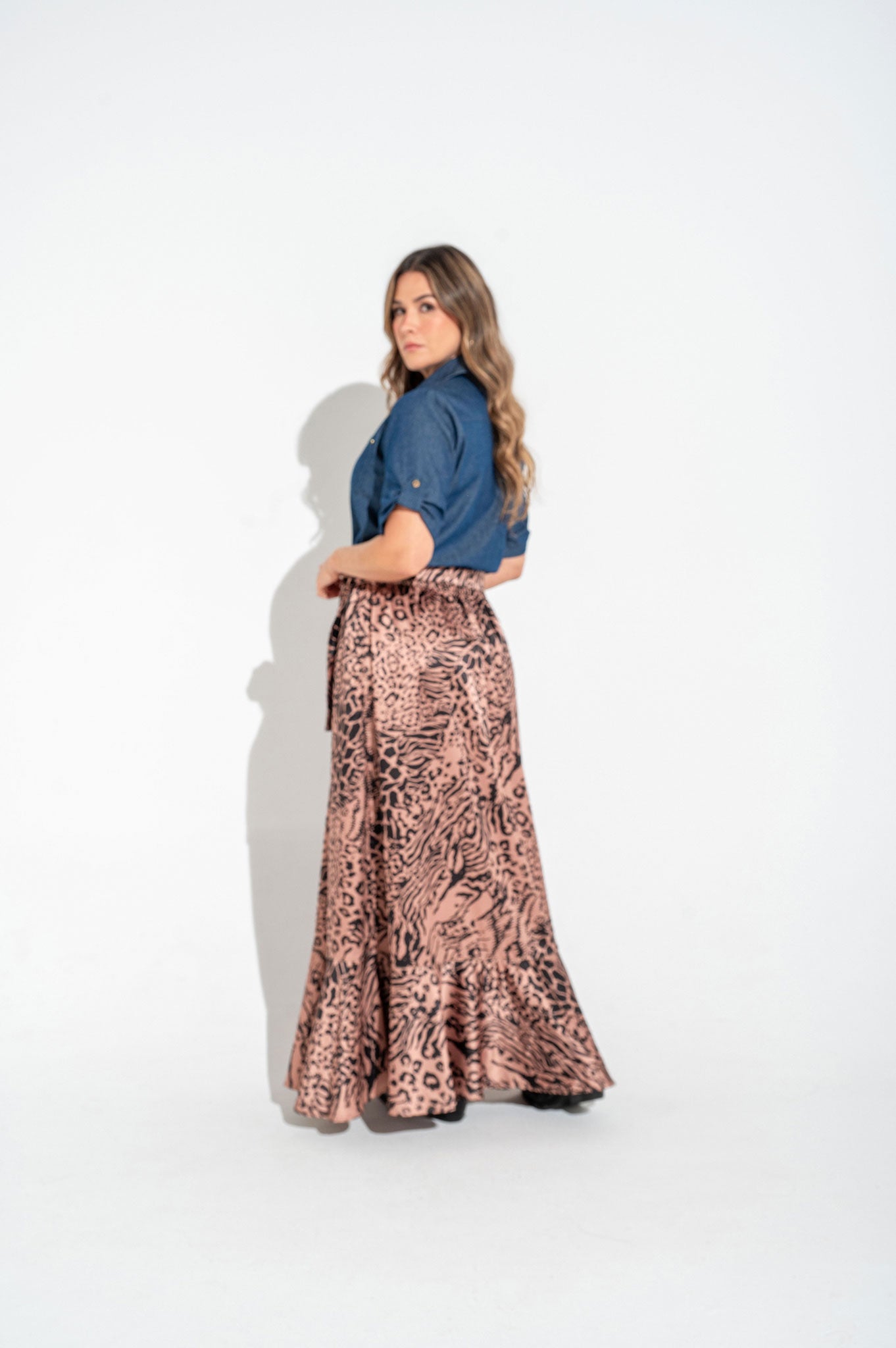 Falda larga, bolero en ruedo.