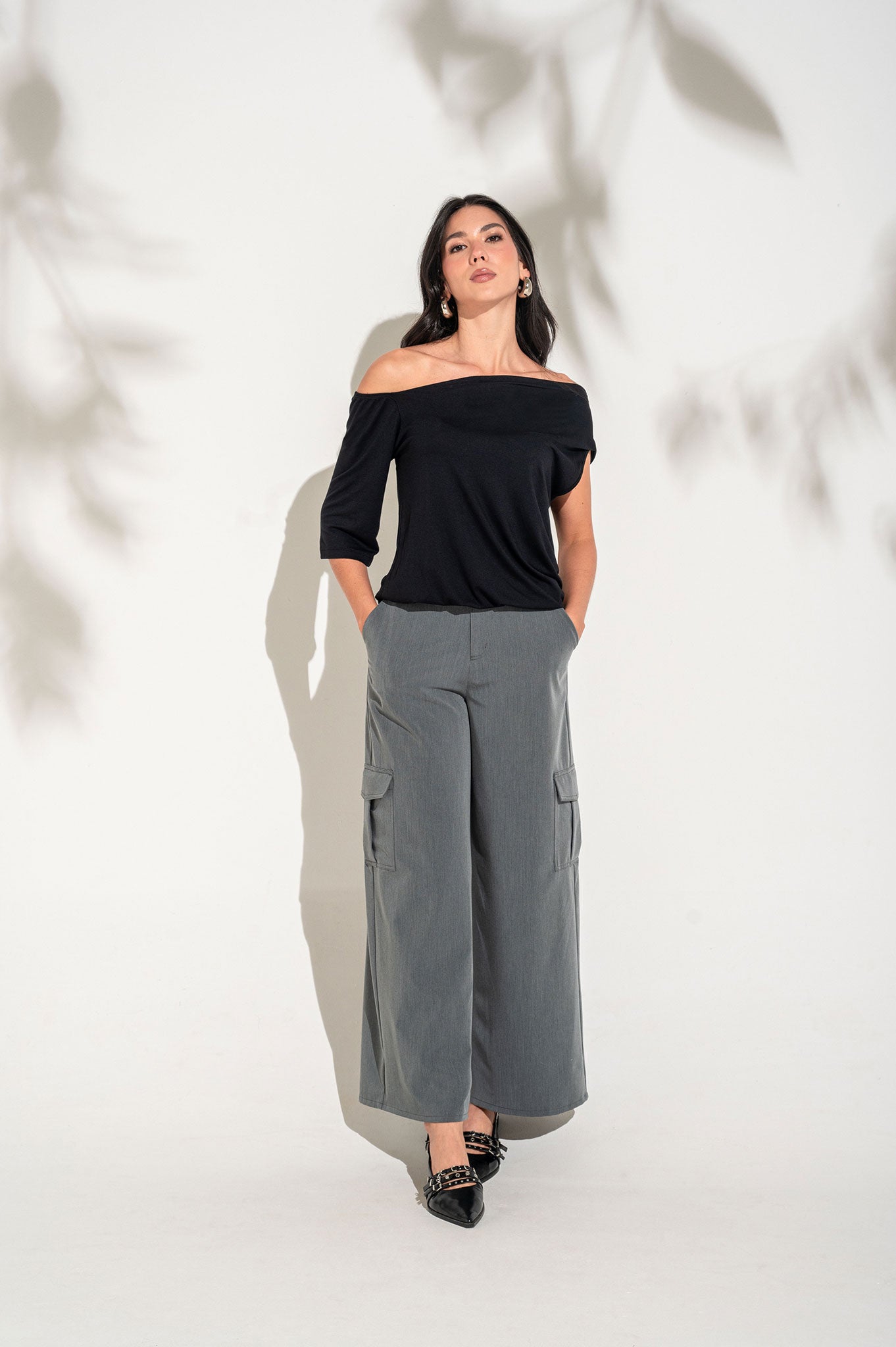 Pantalón largo bota wide leg con ribetes
