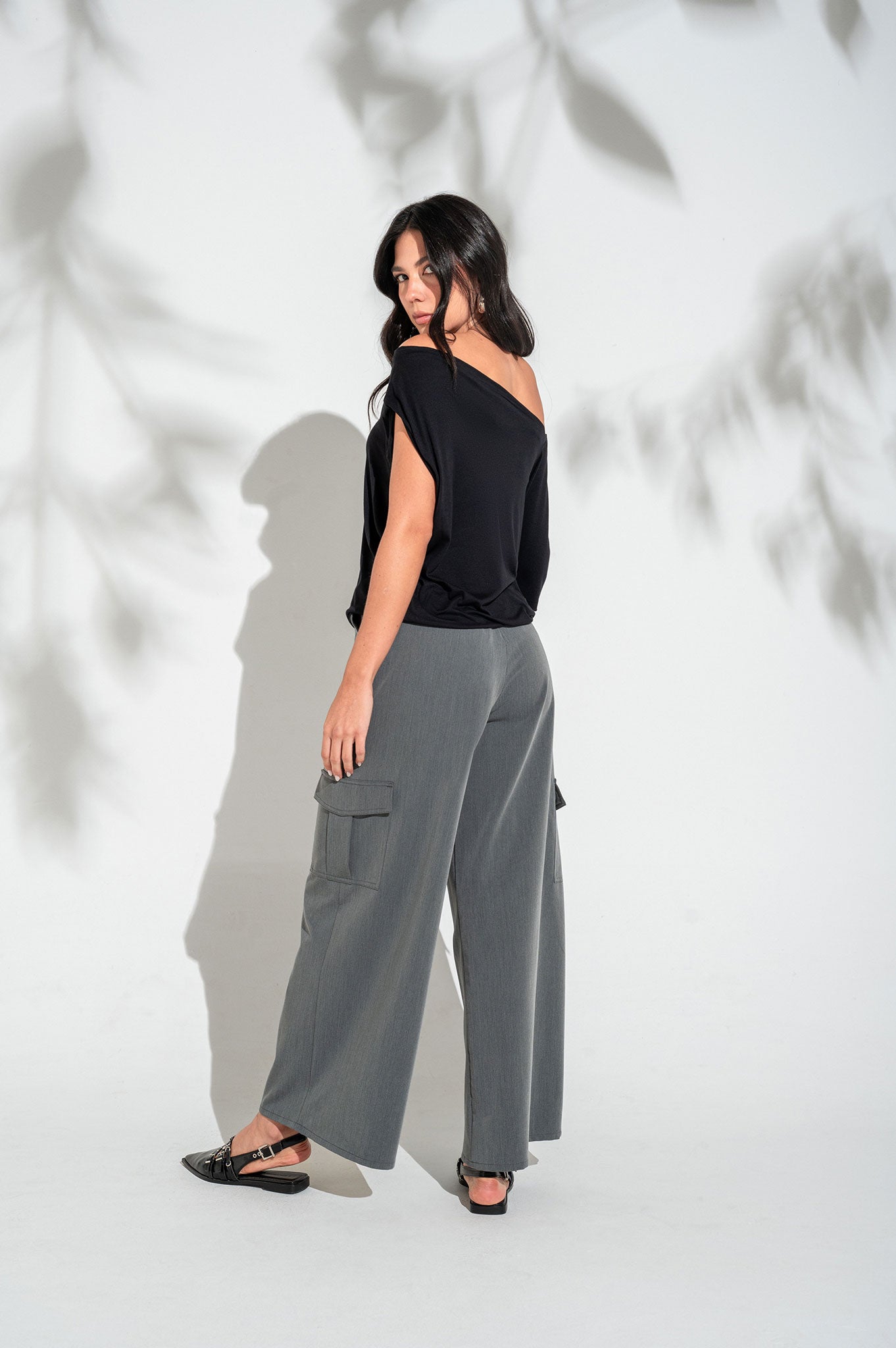 Pantalón largo bota wide leg con ribetes