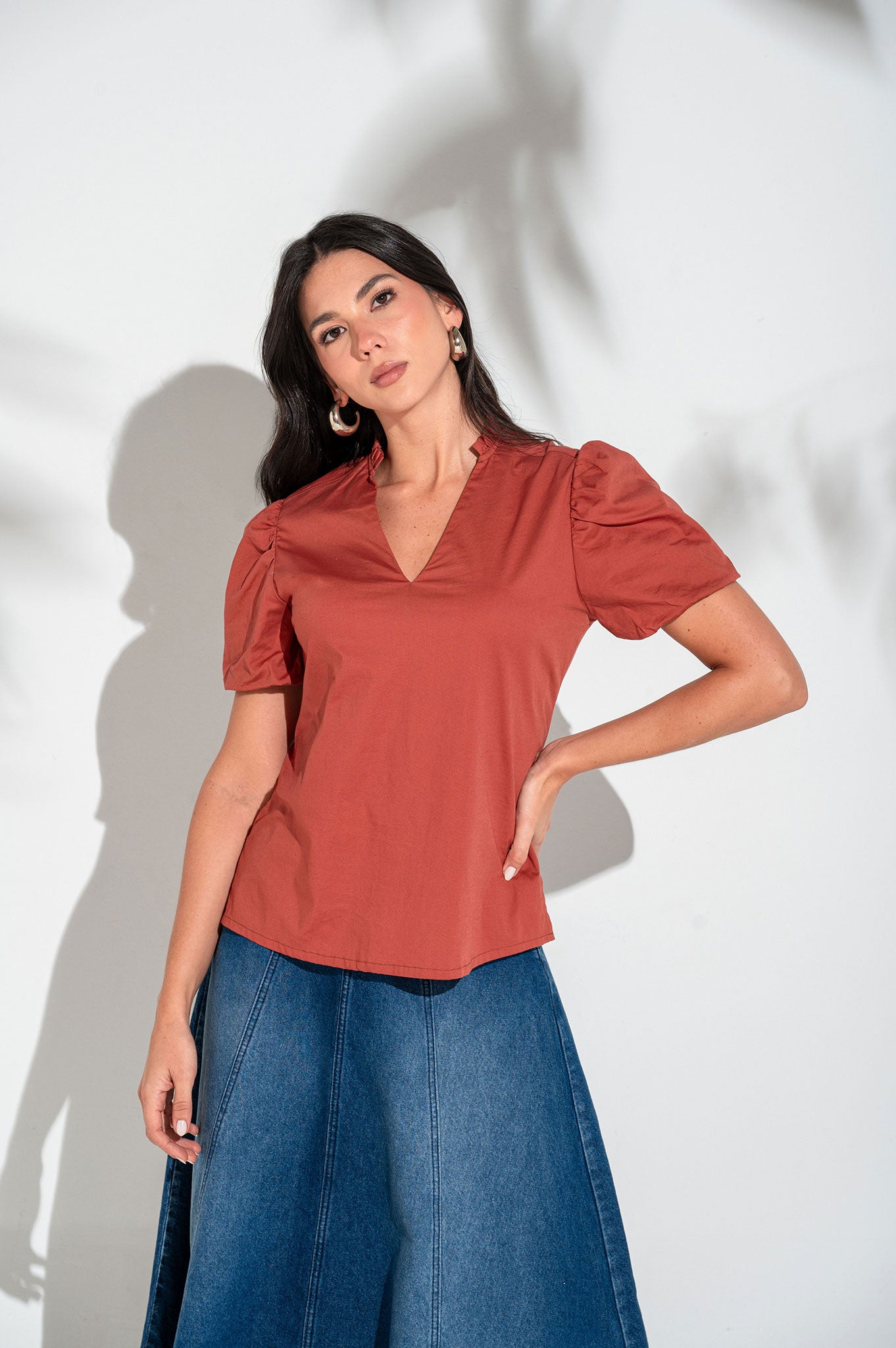 Falda midi con cortes en delantero