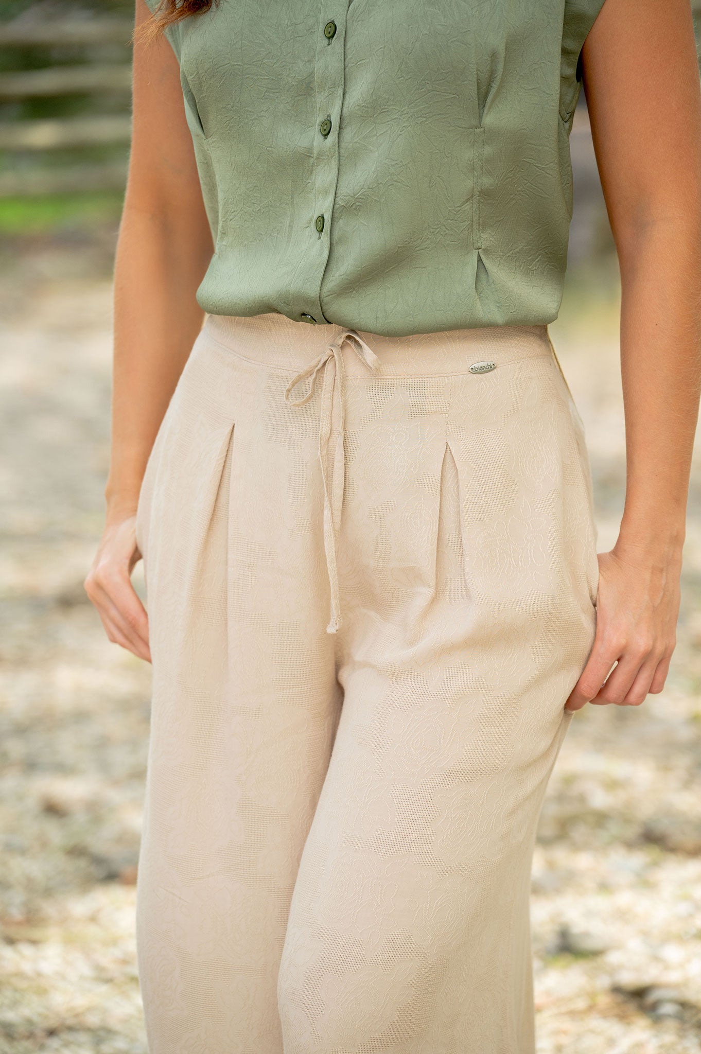 Blusa manga sisa, pinzas en frente