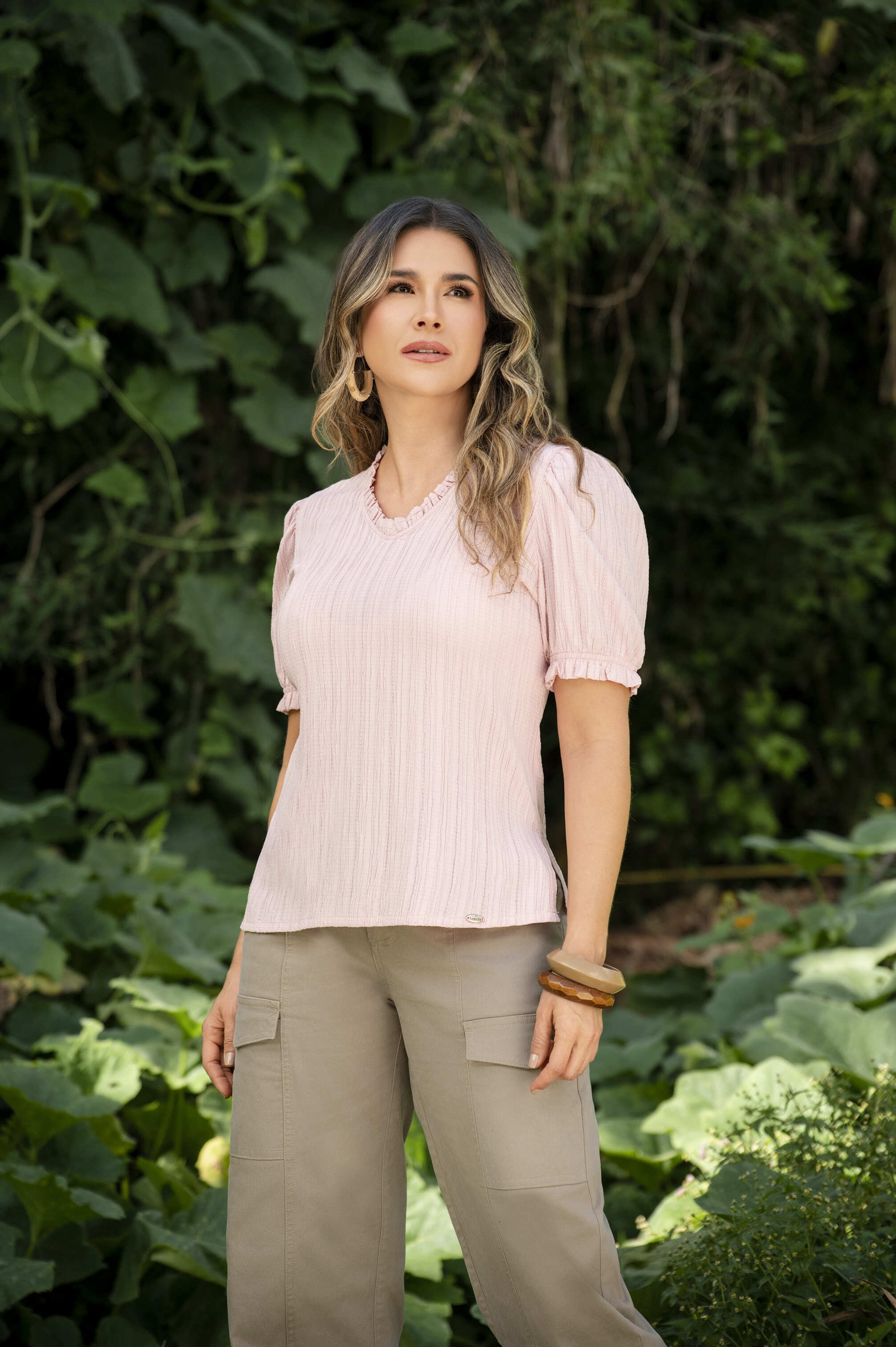 Blusa con bolero en cuello, manga amplia y textura en la tela