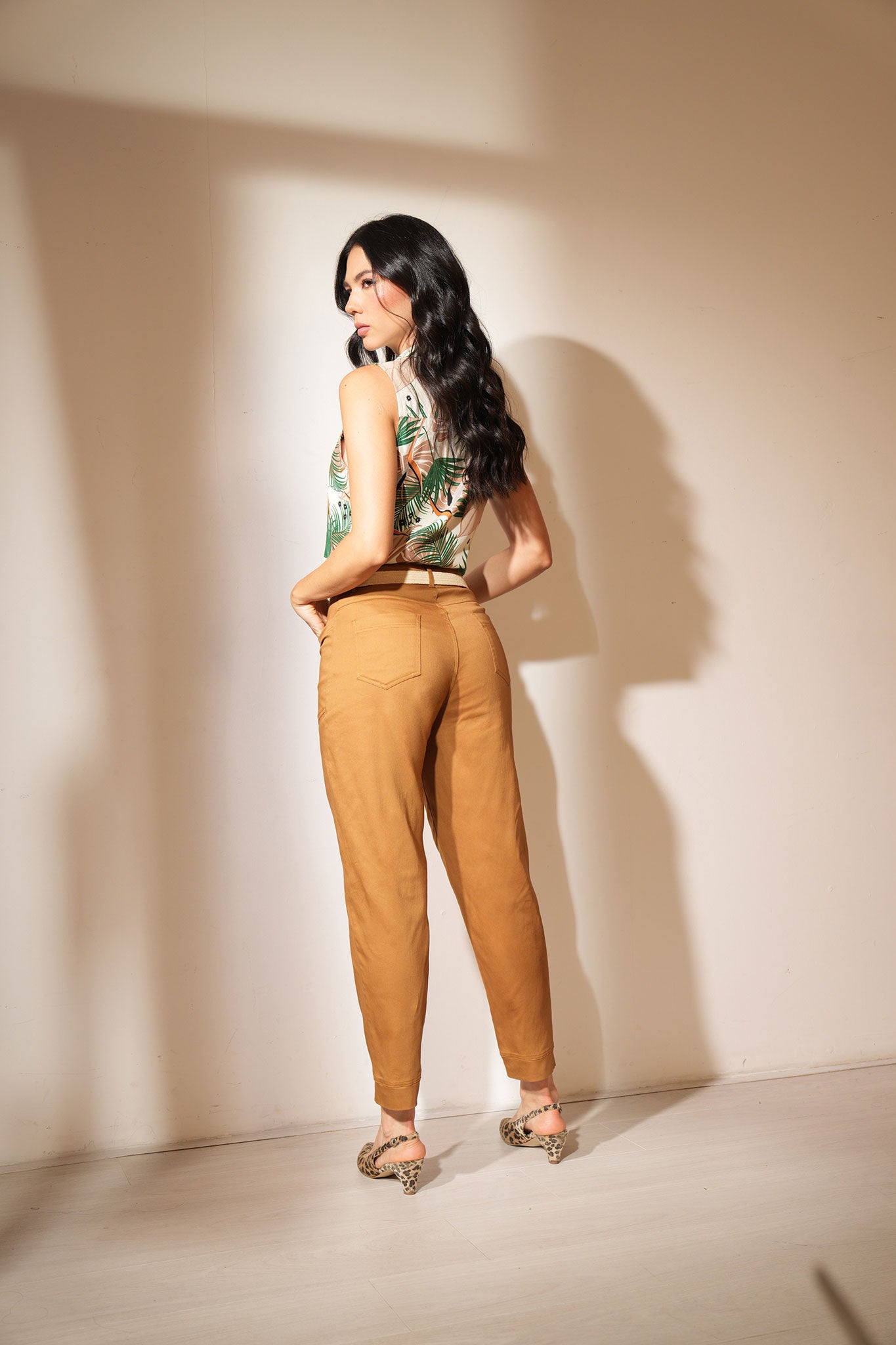 Pantalón silueta barril