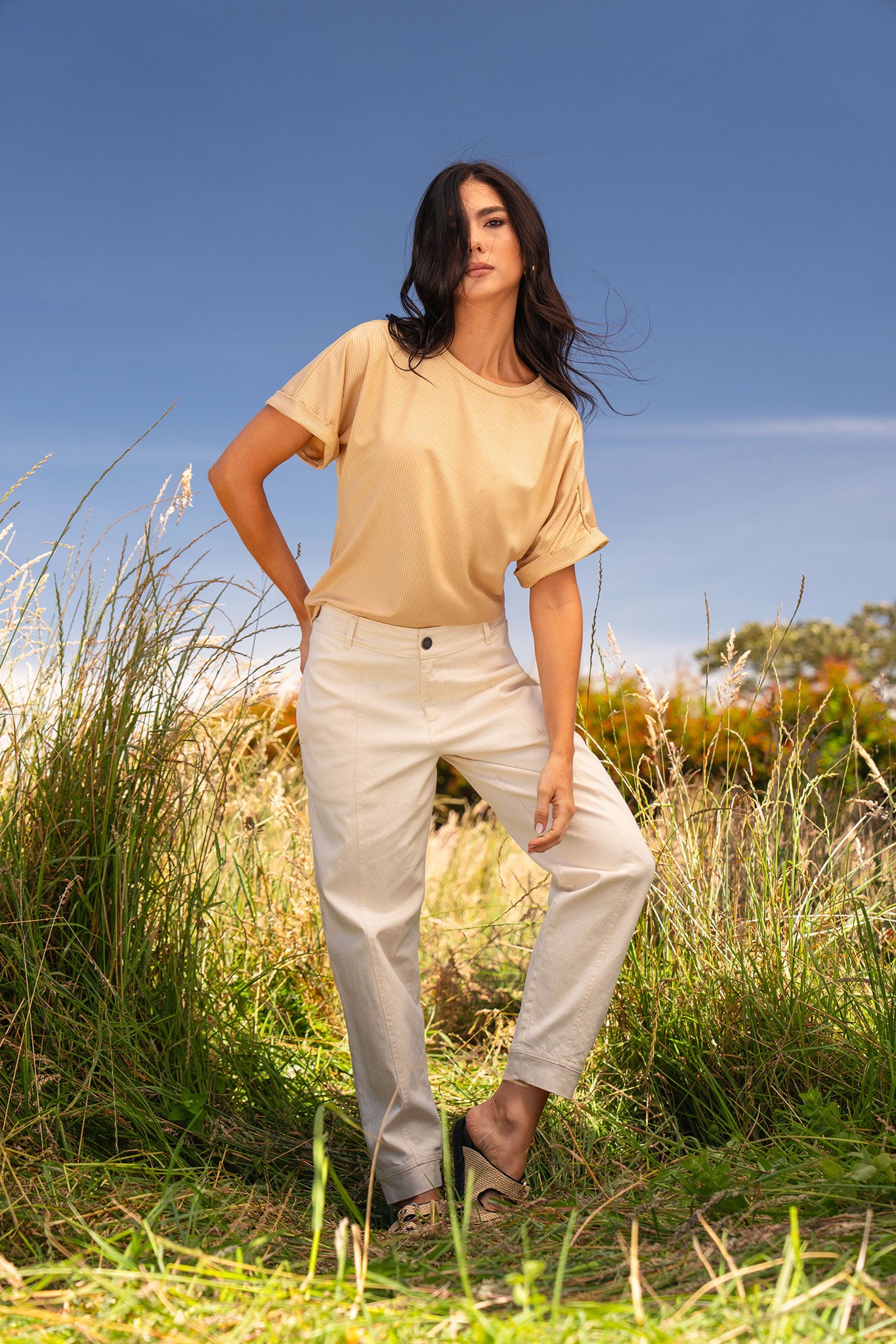 Pantalón barril, corte en delantero.