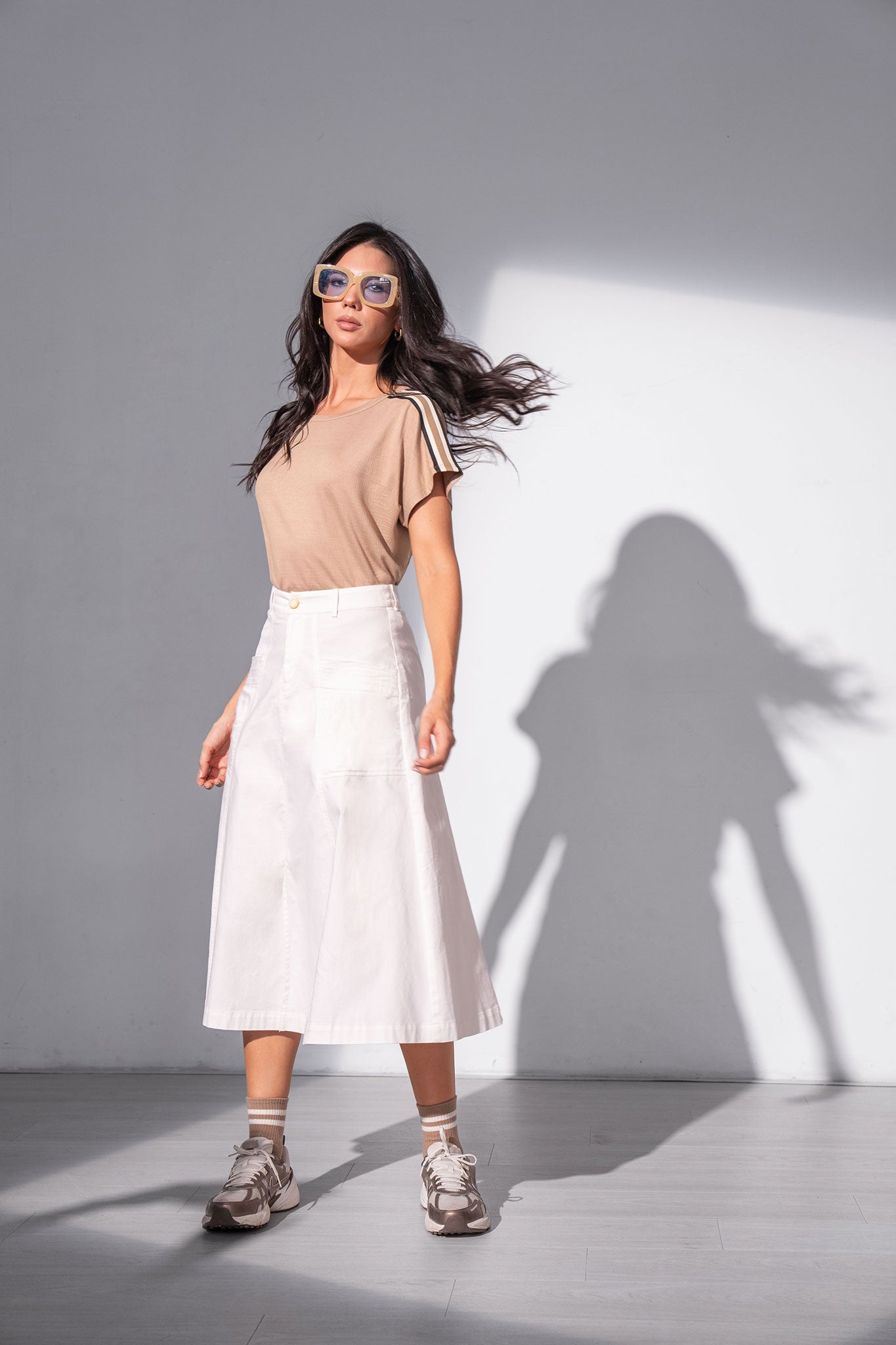 Falda midi con cortes delantero