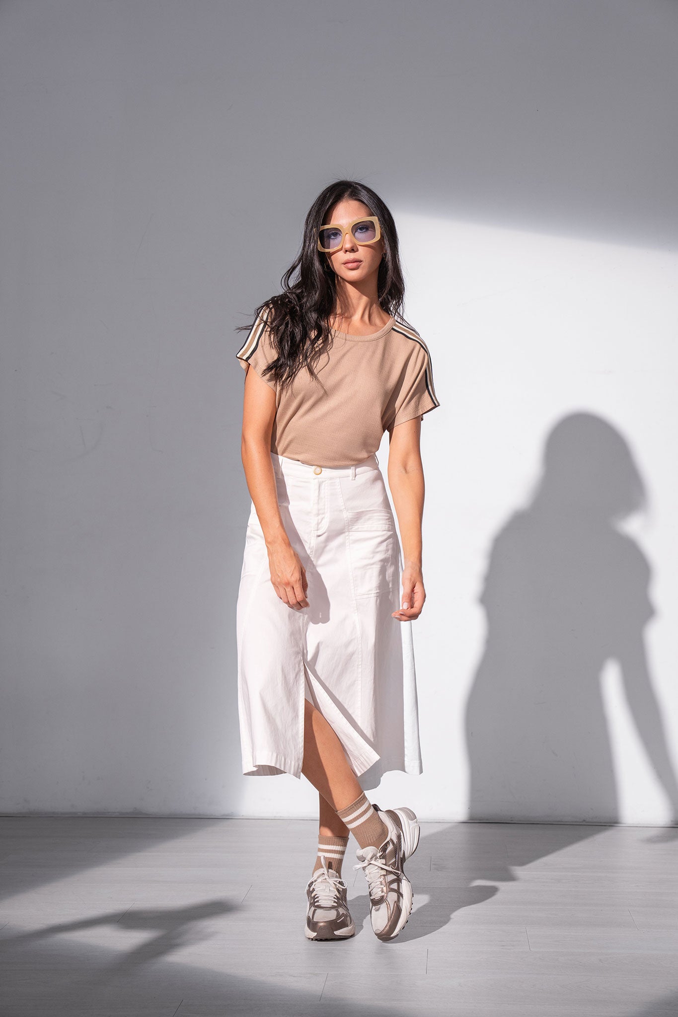 Falda midi con cortes delantero