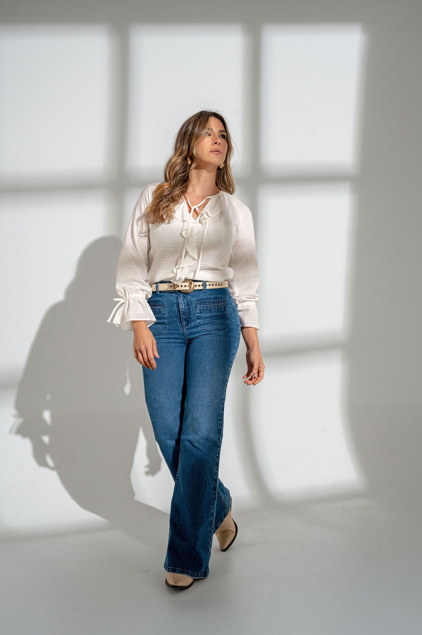Jean bota flare con bolsillo ribete