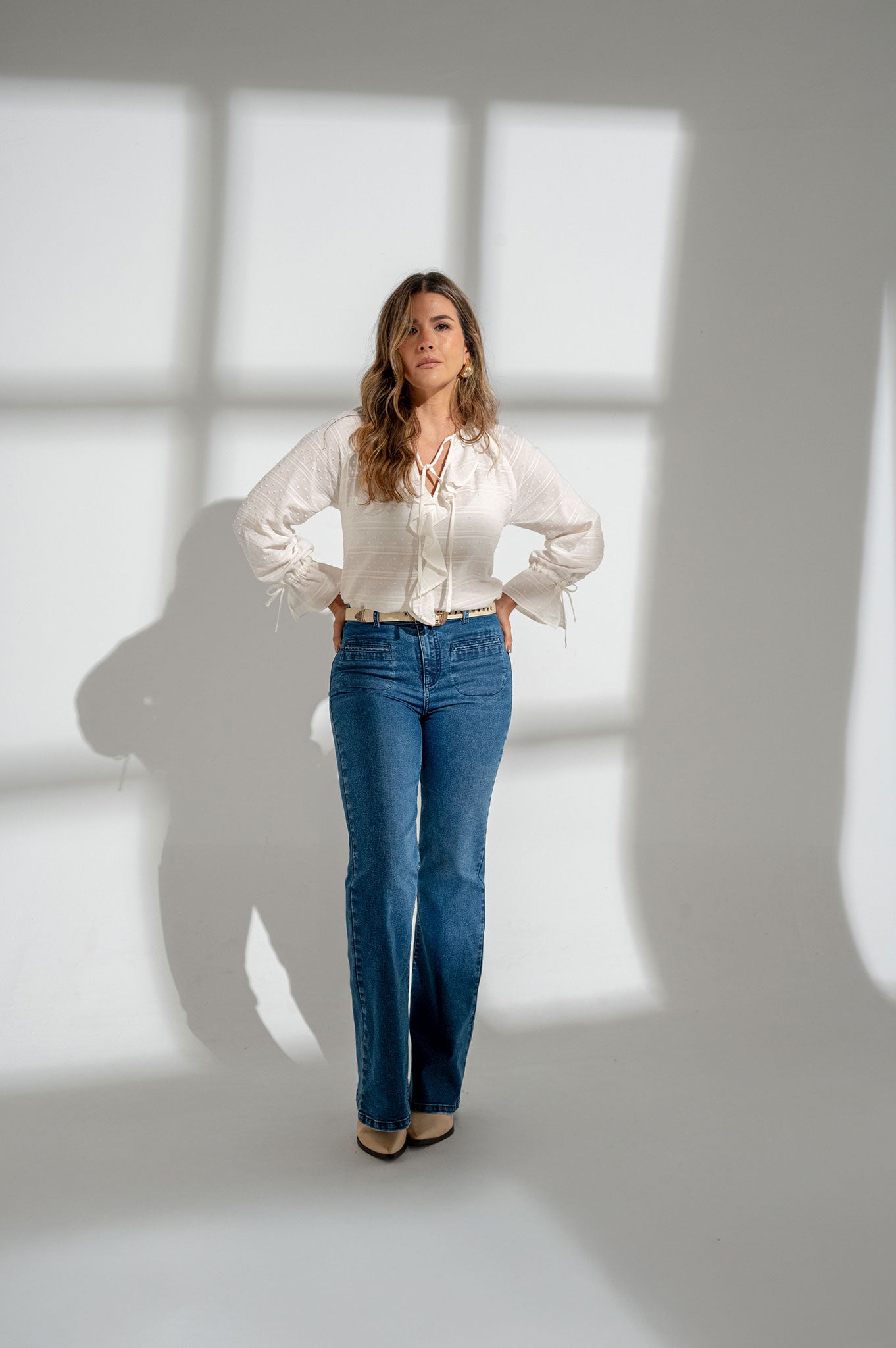 Jean bota flare con bolsillo ribete
