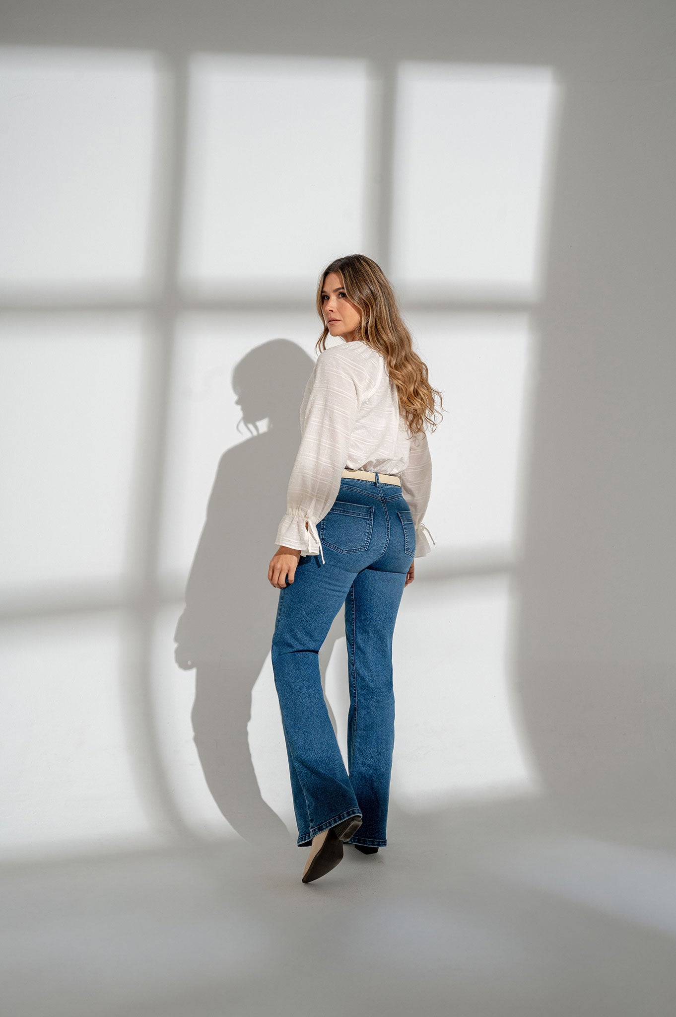 Jean bota flare con bolsillo ribete