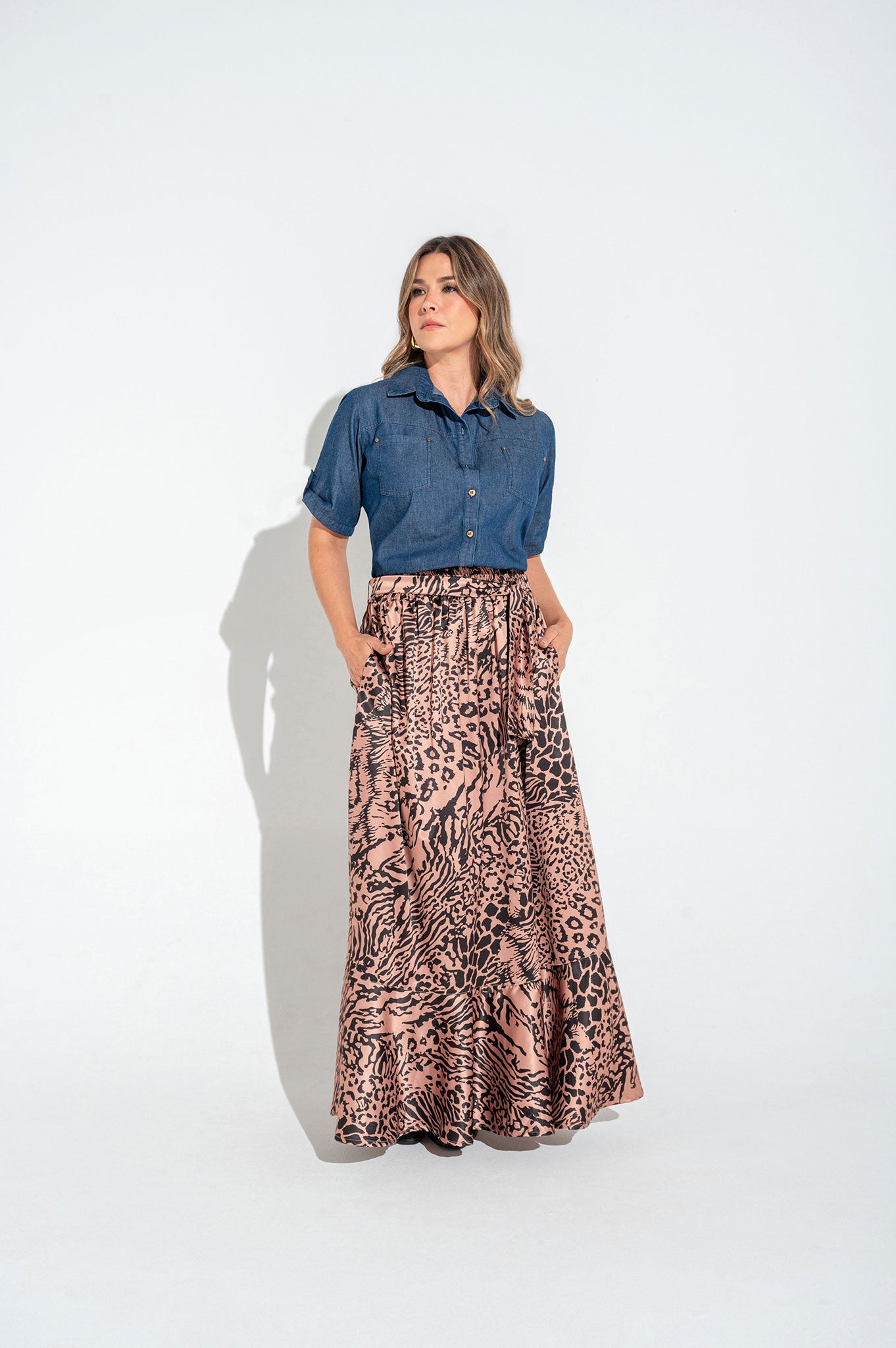 Falda larga, bolero en ruedo.