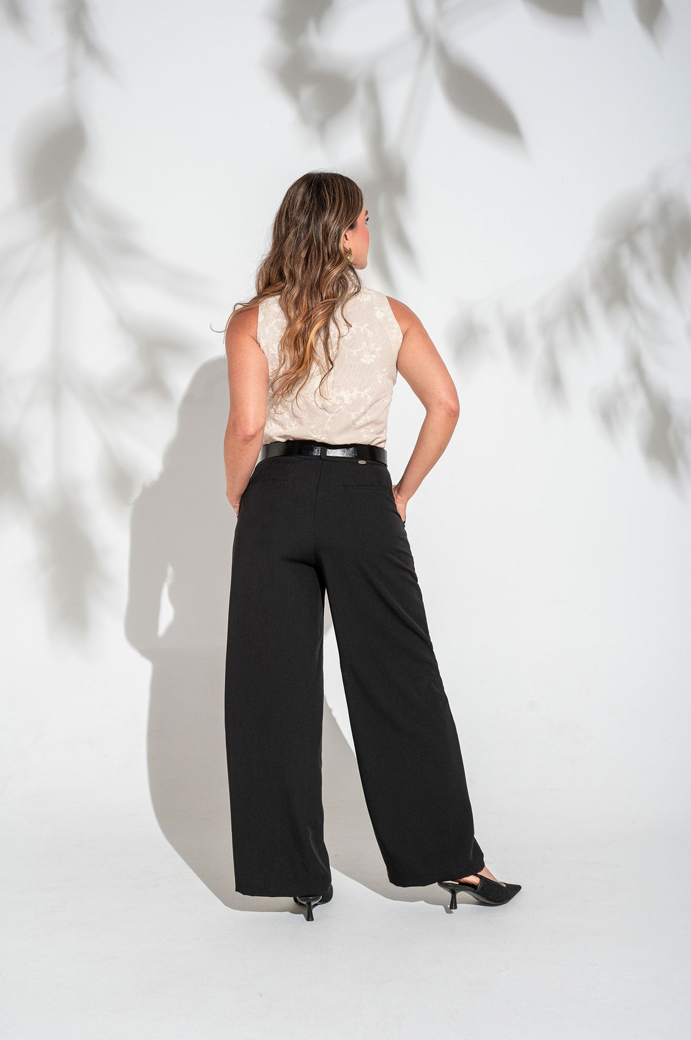 Pantalón bota recta, bolsillos ribete.