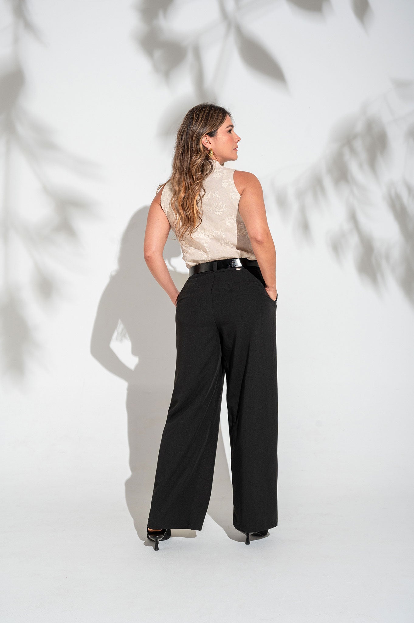 Pantalón bota recta, bolsillos ribete.