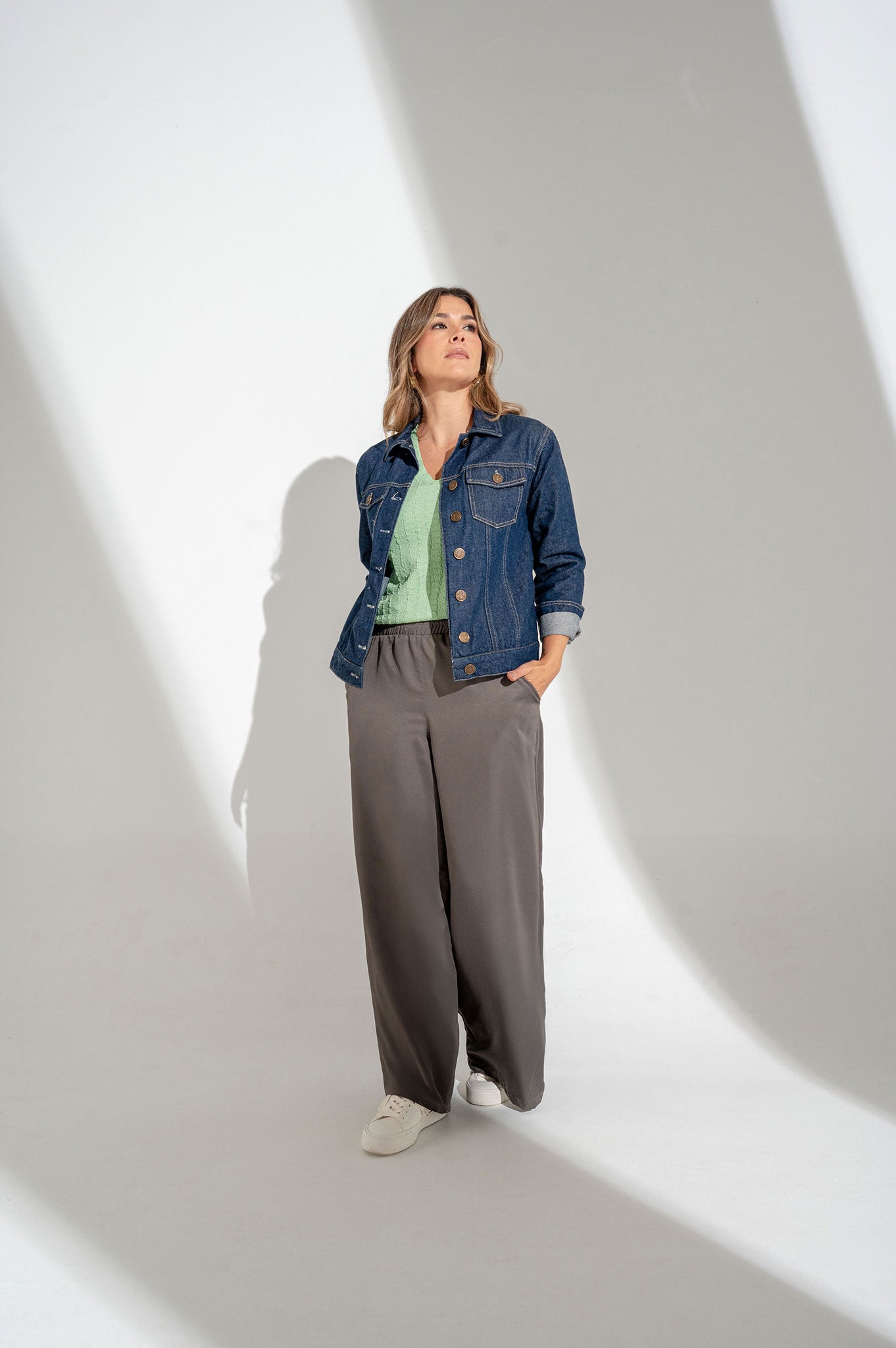 Chaqueta indigo,  bolsillo ribete