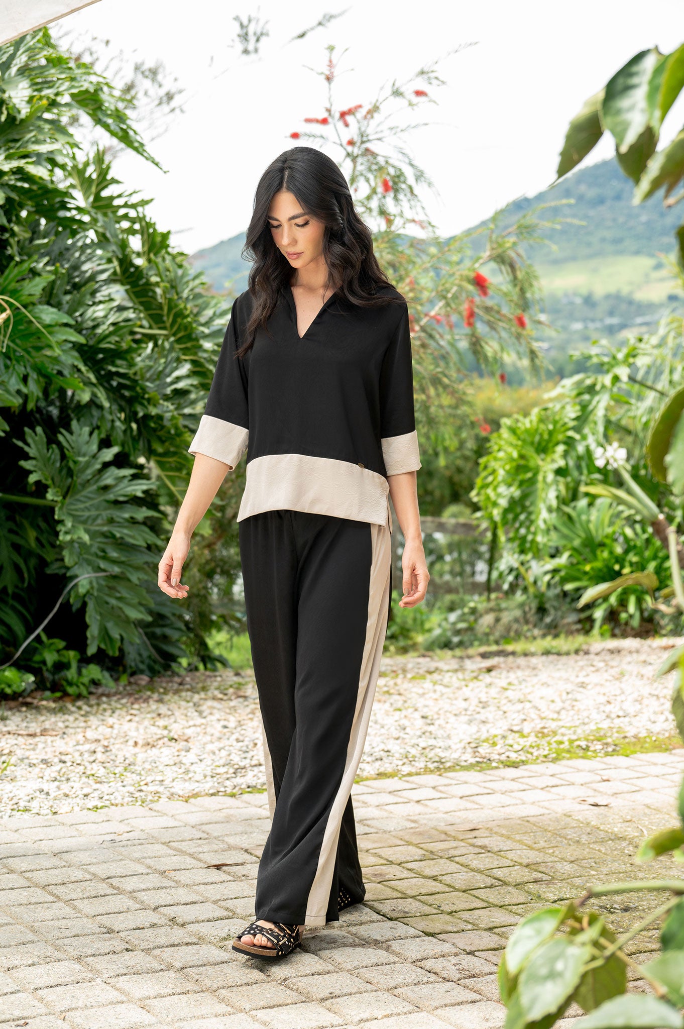 Pantalón bota amplia, corte en costados