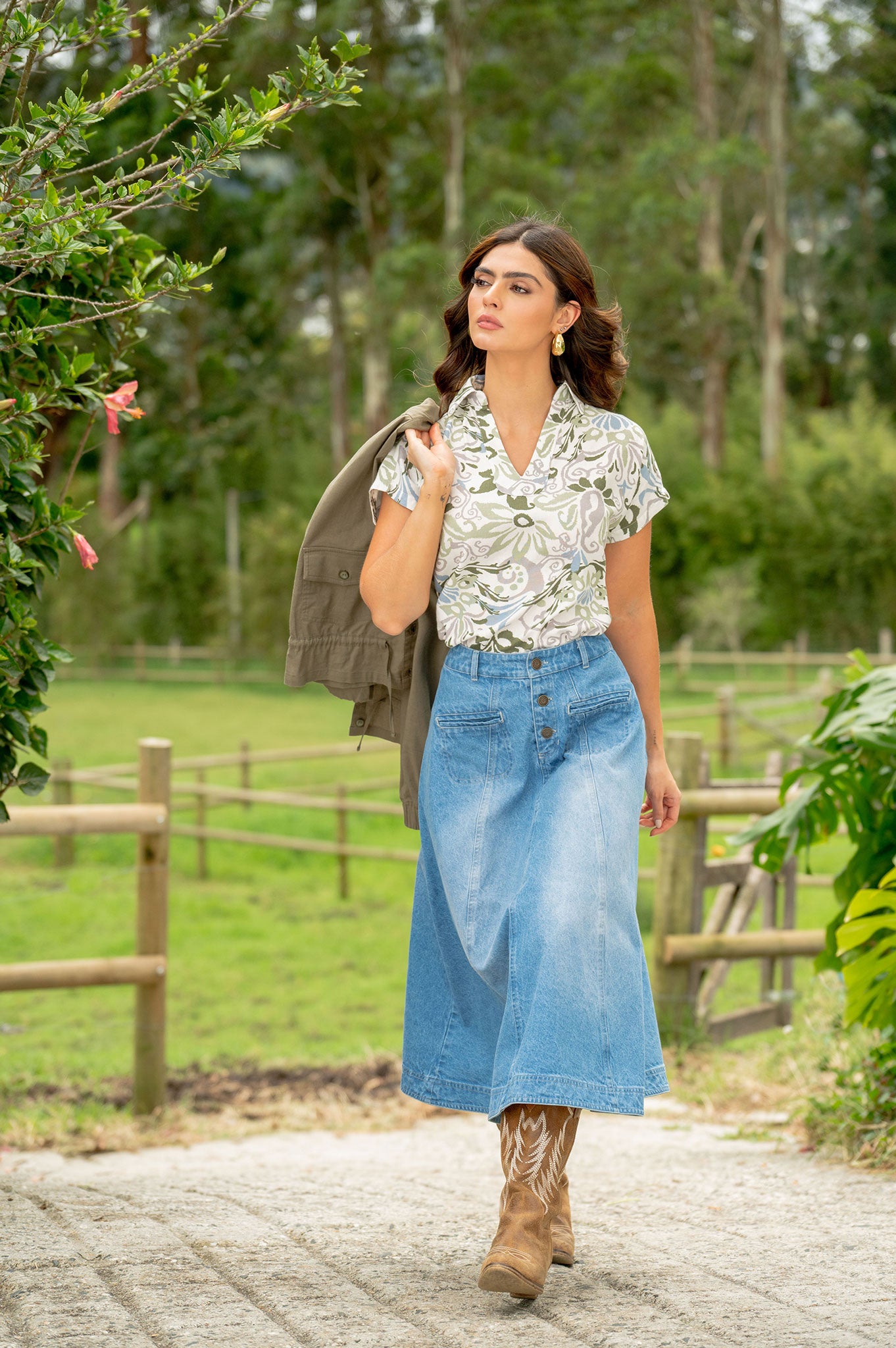 Falda midi con cortes y bolsillos en frente